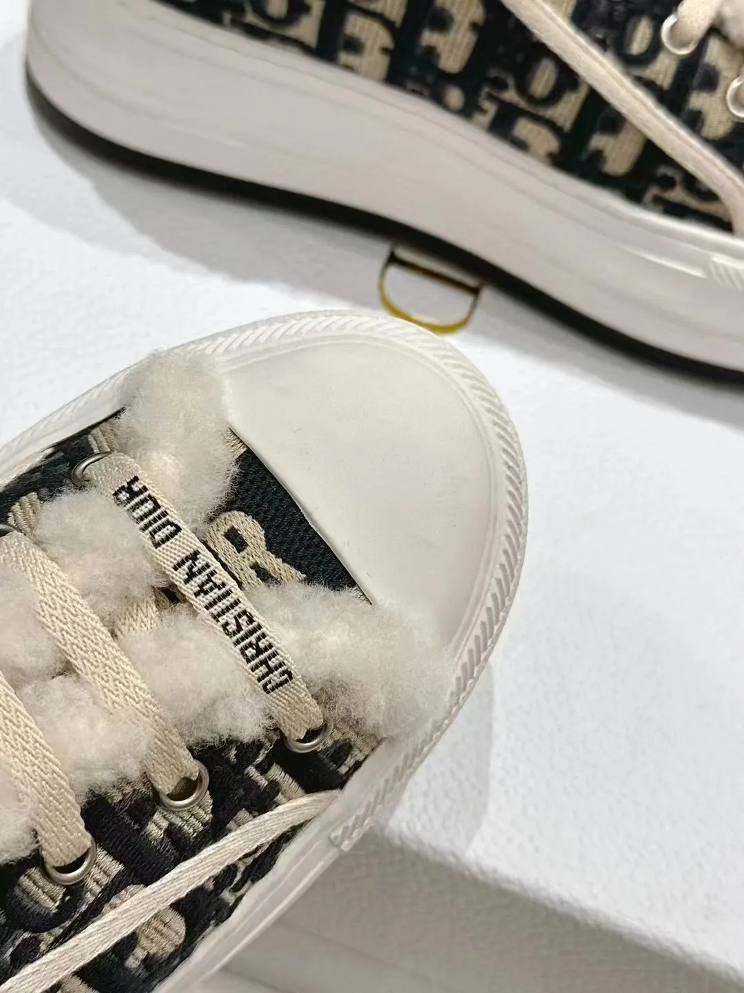 👟👟Ex-factory price 640👟👟——Dior Dior embroidered thick-soled wool casual shoes, fur shoes 𝐃𝐈𝐎𝐑 𝐖𝐚𝐥𝐤'𝐧 Dior presbyopic embroidered wool thick-soled canvas shoes, casual sports shoes, this Walk'n'Dior Thick-soled sneakers are a stylish piece that elevate the collection. Oblique printed cotton embroidered upper with comfortable platform sole, tongue and Christian Dior Paris signature laces. Can add fashionable temperament to all kinds of casual looks. Original custom-made imported Oblique printed embroidery fabric. Imported soft sheepskin lining. Original exclusive open-molded TPU material outsole. Bottom thickness 4.5CM. Size: Women's 35-41 (custom-made 41 is non-refundable)